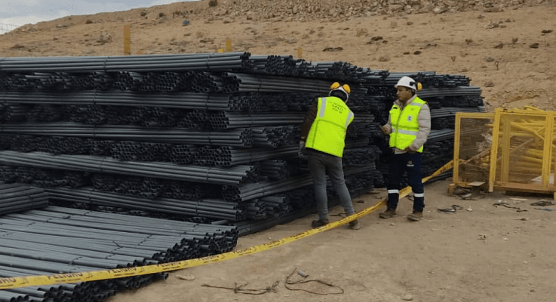 Camión mezclador de concreto en sitio de construcción