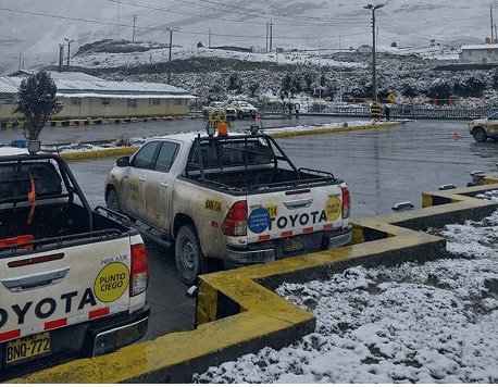 Camión mezclador de concreto en sitio de construcción